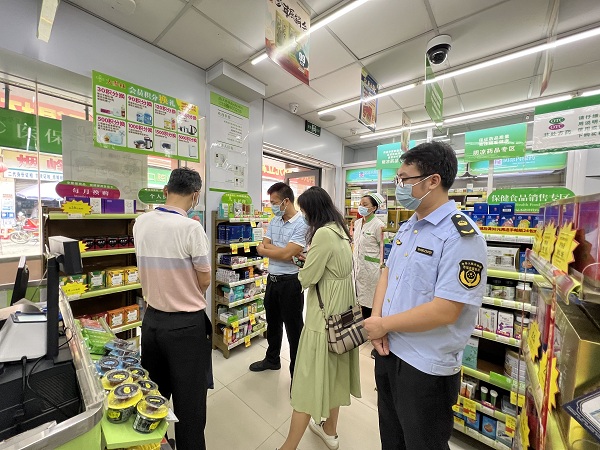 佛冈县市场监管局迳头所开展诊所和药店疫情防控联合执法检查1.jpg