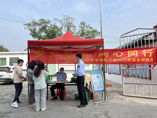 佛冈县市场监管局开展2022年“全国安全用药月”宣传活动1.jpg