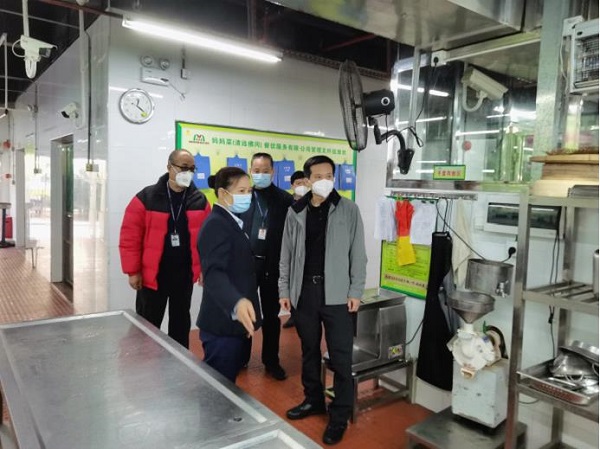 县委书记潘国标带队检查食品安全工作1.jpg