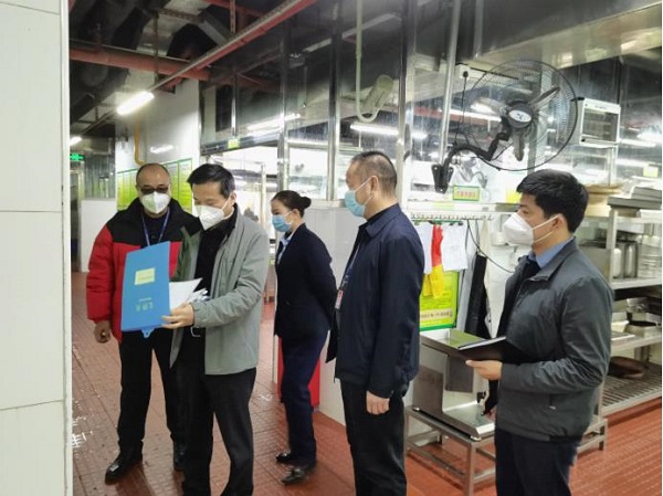 县委书记潘国标带队检查食品安全工作2.jpg