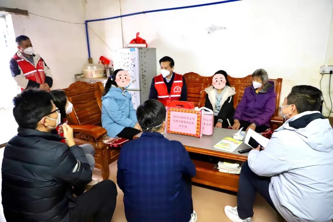 县新时代文明实践志愿服务总队慰问困难家庭