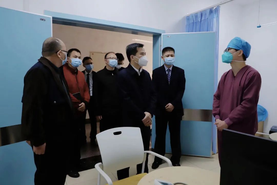 潘国标春节前看望慰问一线医护人员