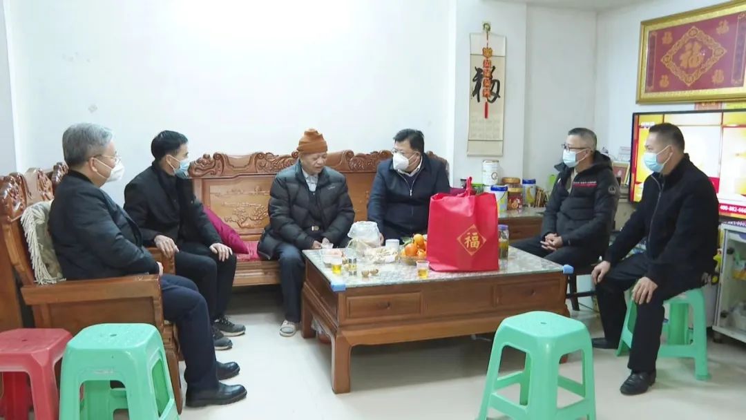 县领导走访慰问困难老党员、一线医护人员