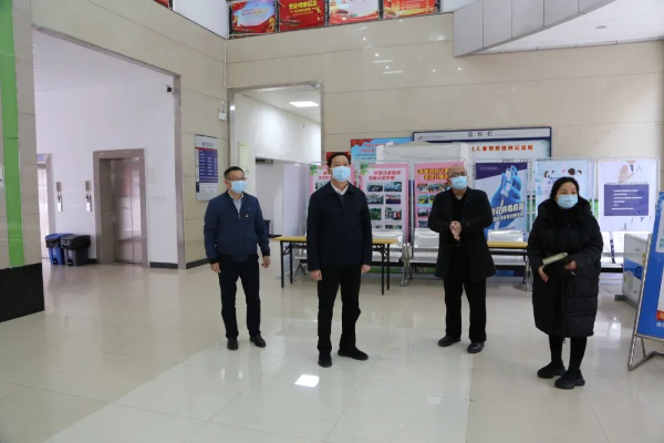 县人大常委会主任黄河看望慰问坚守在疫情防控一线的工作人员