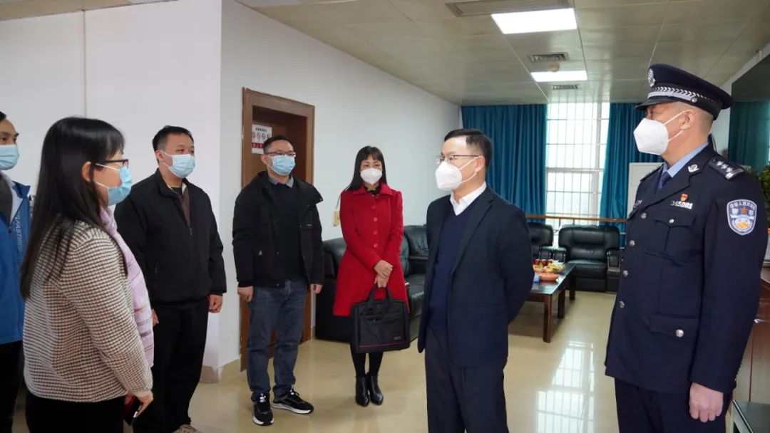 县委副书记、县长江红平看望慰问春节期间仍坚守岗位的公安执勤人员及相关职能部门值守工作人员
