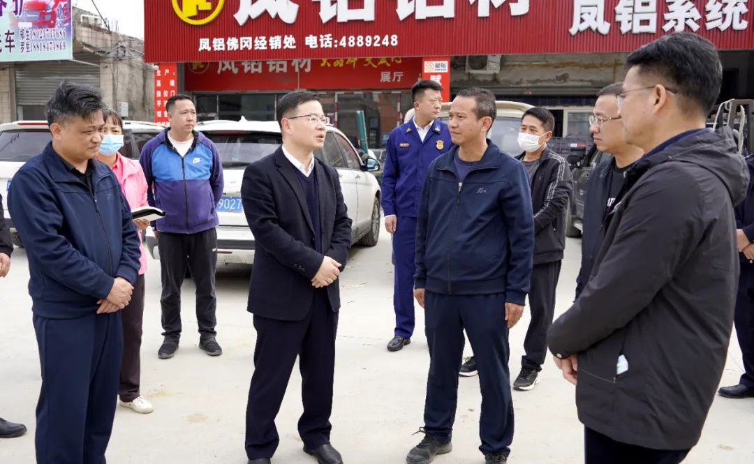 县委副书记、县长江红平率队调研路域环境综合整治工作