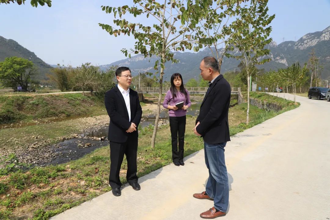 江红平率队到石角镇龙南河里水村段开展河长制巡河工作