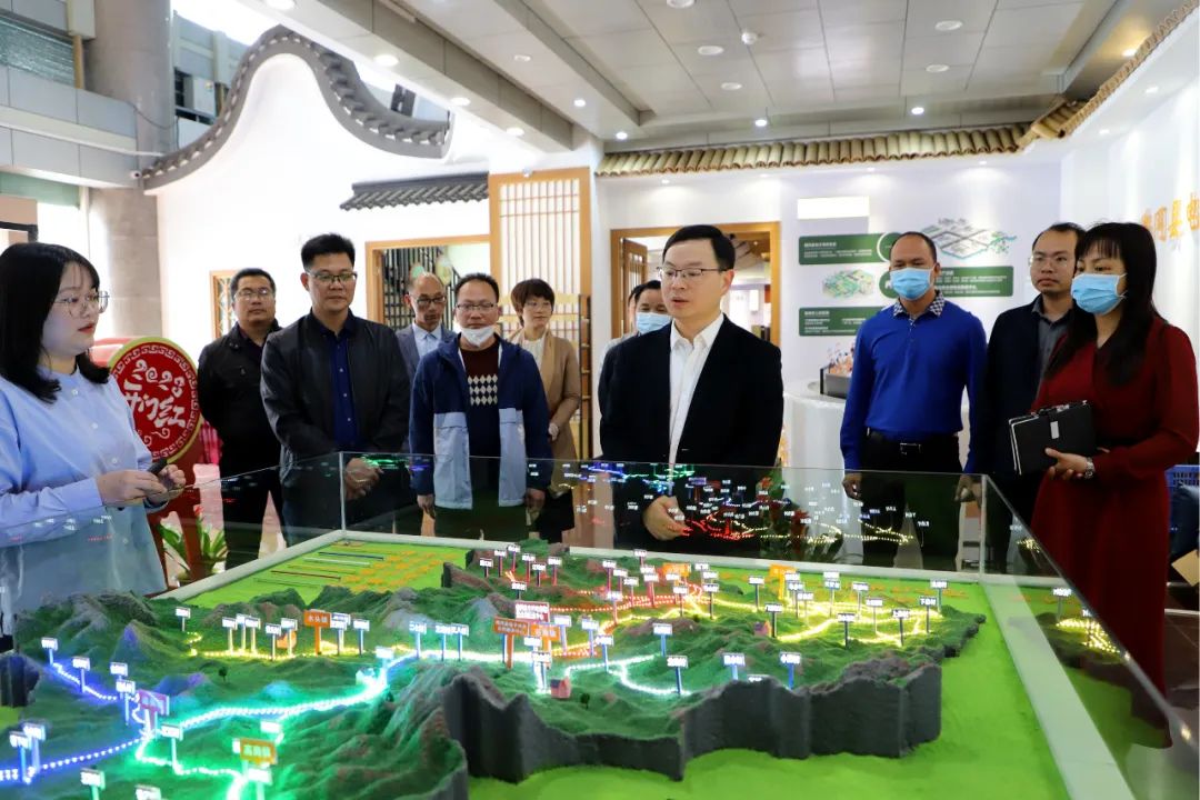 县委副书记、县长江红平率调研组到县电子商务产业园调研有关工作