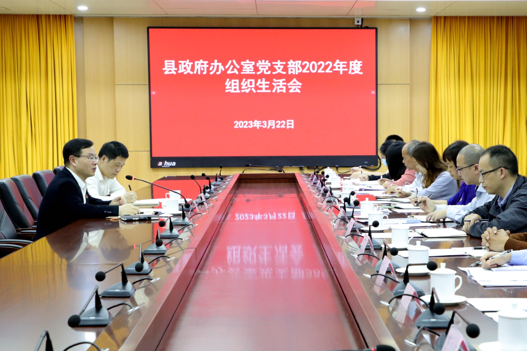县委副书记、县长江红平以党员身份参加县政府办公室党支部2022年度组织生活会