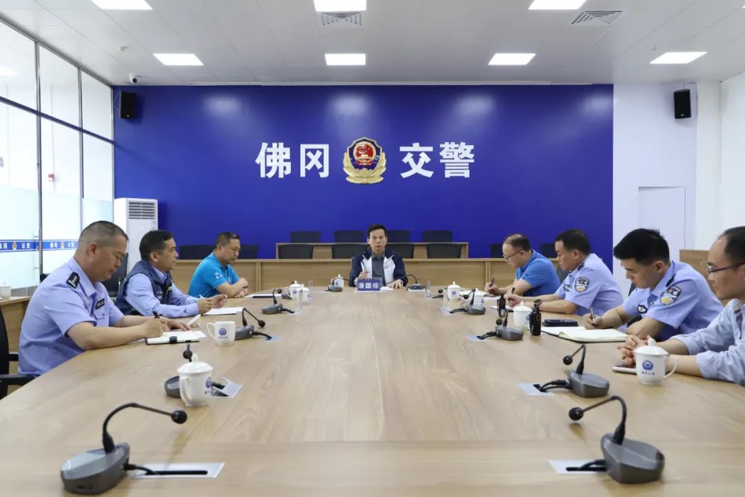 县委书记潘国标率队到县交警大队调研