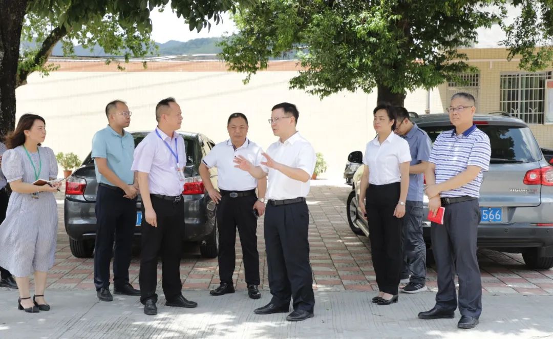 县委副书记、县长江红平率队到迳头镇调研养老服务及教育发展工作
