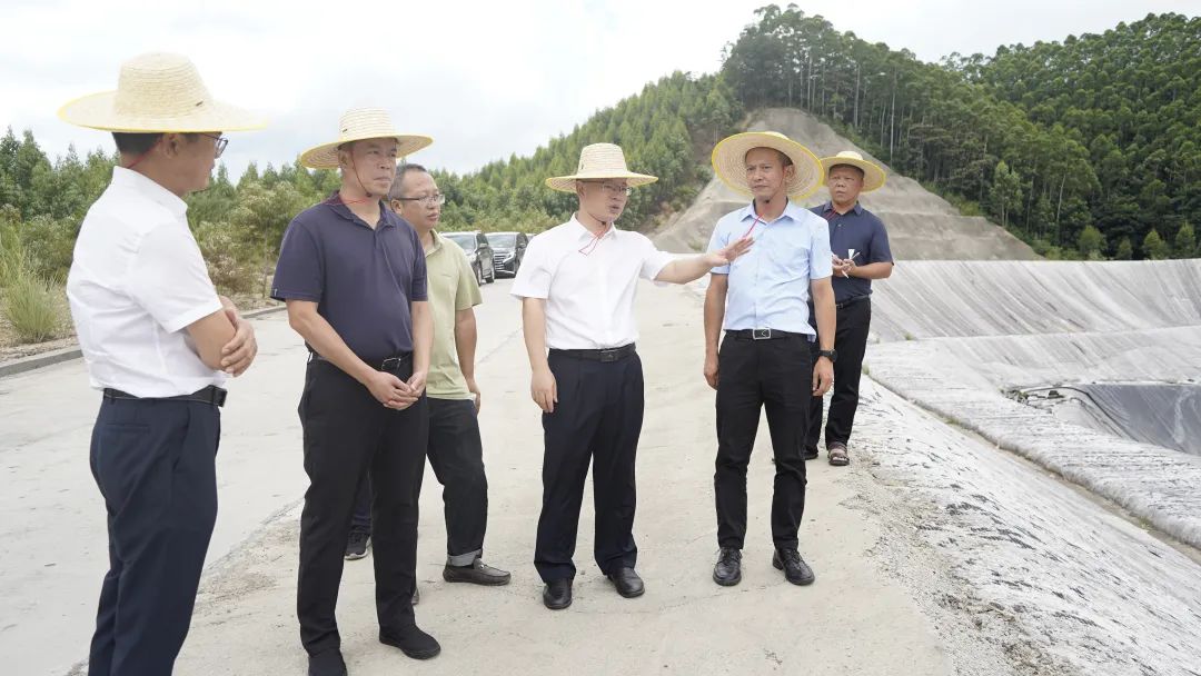 江红平率队调研县生活垃圾填埋场整治项目和石角镇冈田水圳治理项目