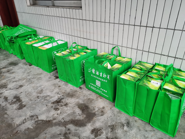 市慈善总会向敬老院、民营养老院捐赠奶粉