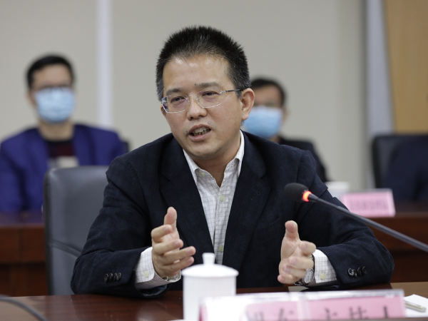 县委副书记、县长蔡旭东主持会议