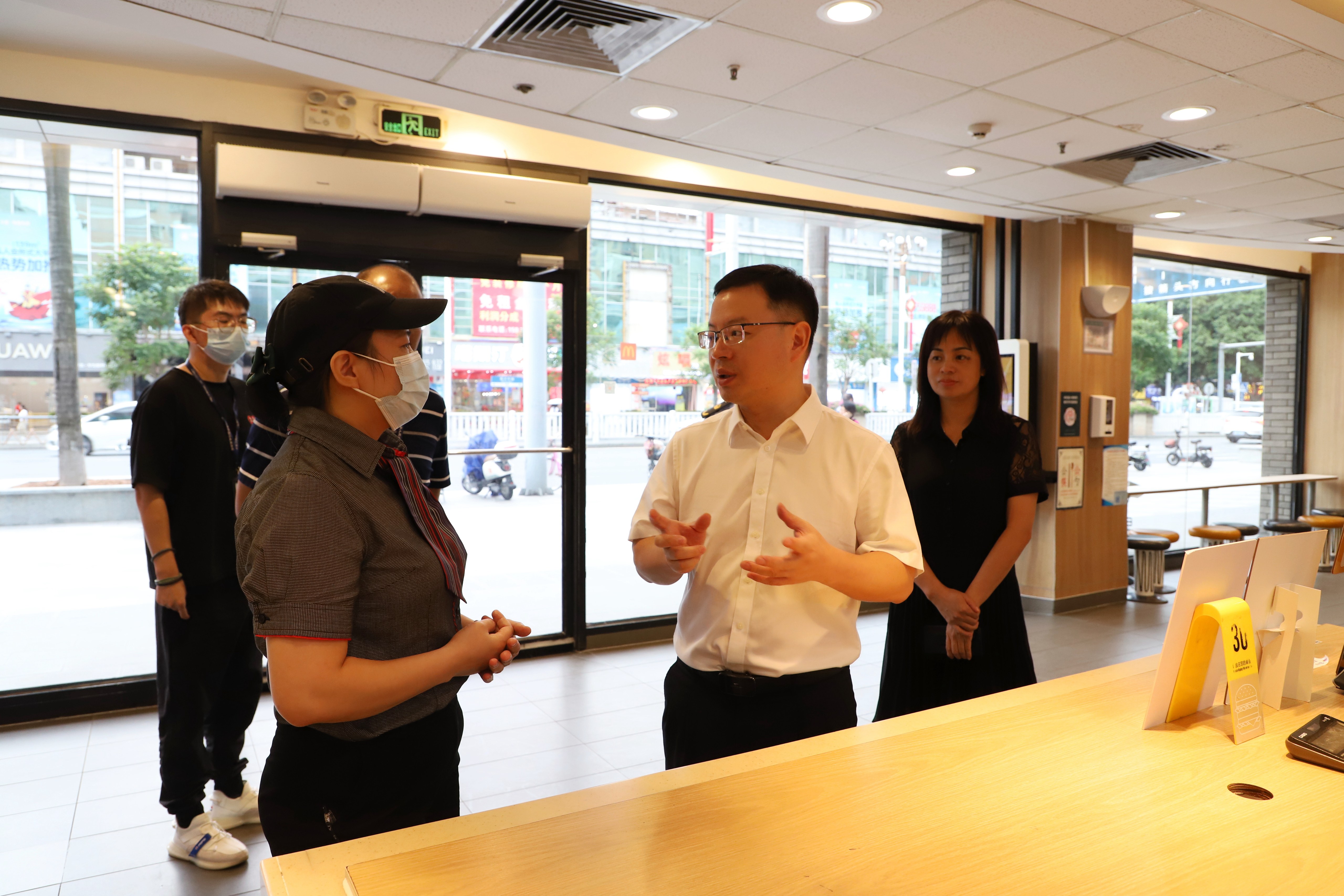 县委副书记、县长江红平率队督导检查食品安全工作