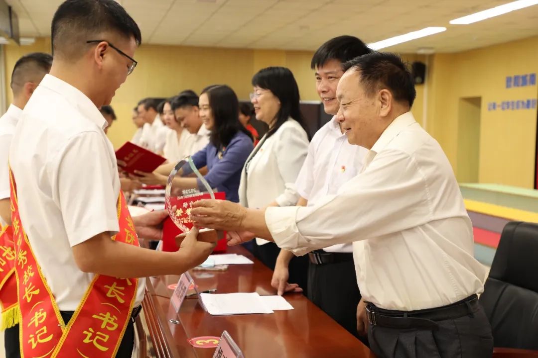 佛冈举行“躬耕教坛 强国有我”庆祝第39个教师节活动暨2023年佛冈县优秀教师表扬大会