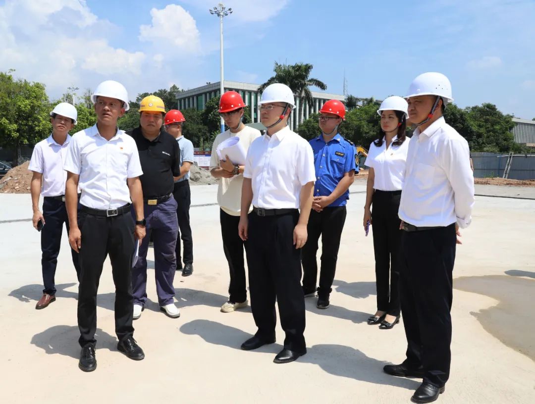 县委副书记、县长江红平率队调研县人民中心地下停车库人防工程项目建设工作