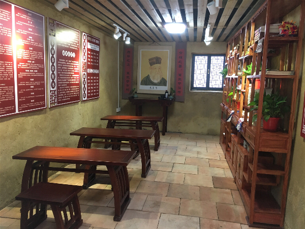 迳头镇仓库村“扫黄打非”主题书屋