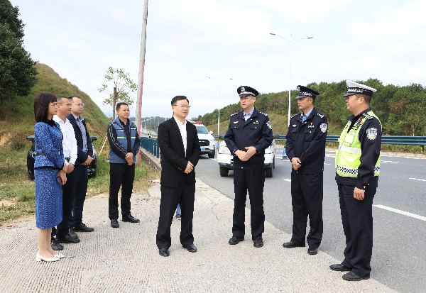 县委副书记、县长江红平率队督导交通安全攻坚行动及我县示范路建设情况