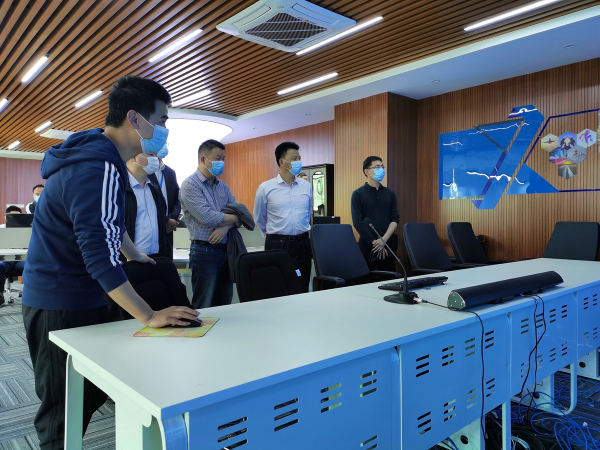 在县融媒体中心新指挥中心了解采编中心、软硬件建设等情况