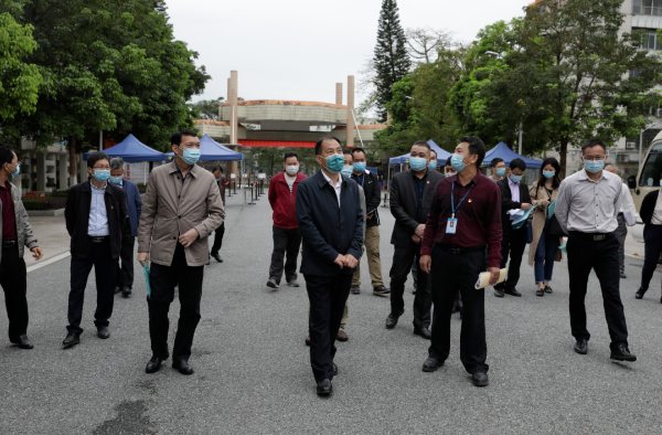 县委书记董和平到校园检查疫情防控和返校复课准备工作