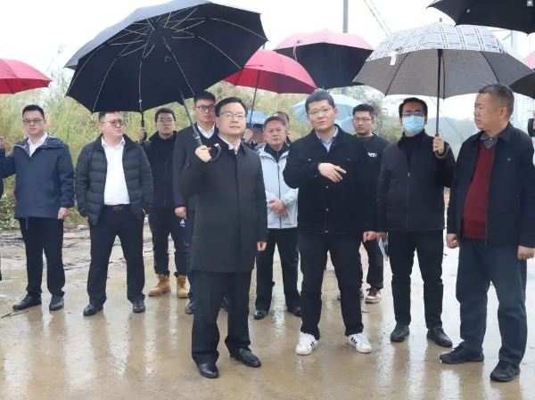 县委副书记、县长江红平率队到龙山智造城实地调研园区重点项目推进情况
