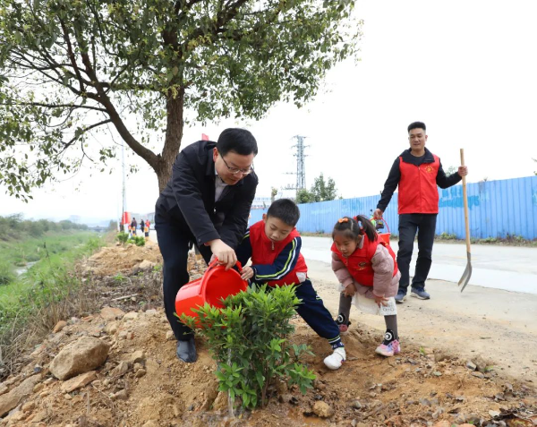 县委副书记、县长江红平率队到迳头镇、汤塘镇开展乡村绿化义务植树活动