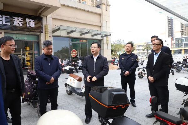 县委副书记、县长江红平率队督导检查电动自行车安全管理工作