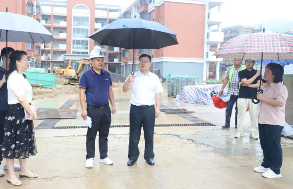 县委副书记、县长江红平到水头镇调研翰林实验学校建设项目进展情况