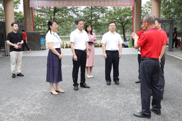 县委书记潘国标，县委副书记、县长江红平率队到佛冈一中考点