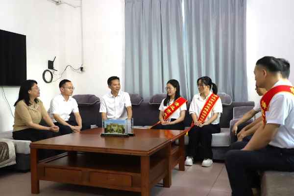 县委书记潘国标，县委副书记、县长江红平分别率队开展教师节慰问活动