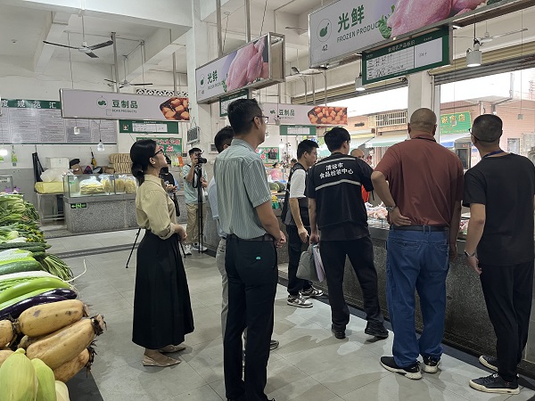 佛冈县市场监管局食品安全“你点我检、服务惠民生”走进农贸市场1.jpg