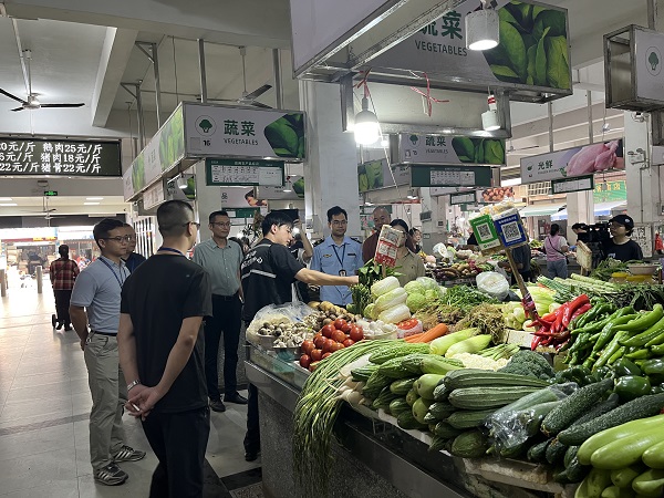 佛冈县市场监管局食品安全“你点我检、服务惠民生”走进农贸市场2.jpg