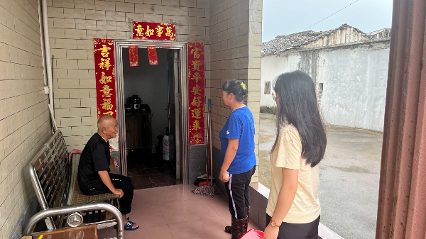 图1：镇人大代表李宝嫦入户走访群众宣传路域综合整治提升行动.jpg