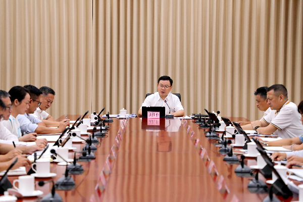 县委副书记、县长江红平主持召开县政府党组会议和十六届第80次县政府常务会议