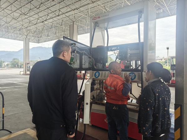 佛冈县市场监督管理局开展治理加油机作弊专项检查.jpg