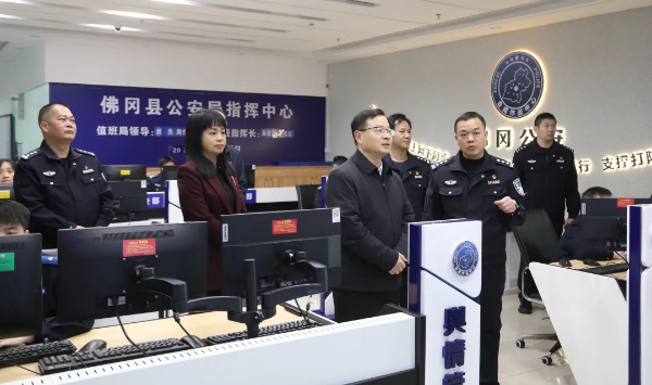 县委副书记、县长江红平率队先后到县公安局、县委县政府总值班室亲切慰问春节坚守一线的公安干警及值班人员