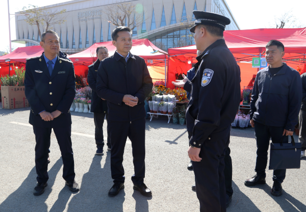 县委书记潘国标率队到石角镇督导检查迎春花市、立体智慧停车库、潖江书院建设等重点工作