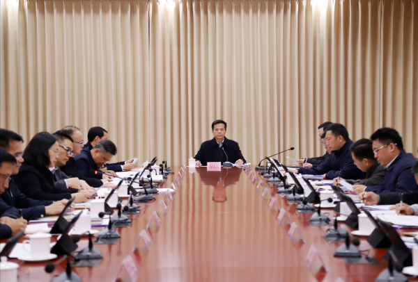 县委书记潘国标主持召开县委十四届第89次常委会（扩大）会议，深入学习贯彻习近平总书记重要讲话、重要指示、重要文章精神