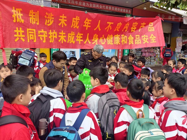 佛冈县市场监管局开展抵制涉未成年人不良产品宣传活动.jpg