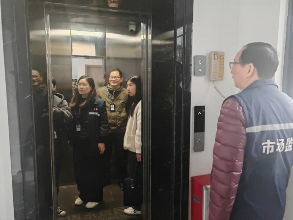 佛冈县市场监督管理局开展民宿类电梯使用单位复工复产安全专项检查1.jpg