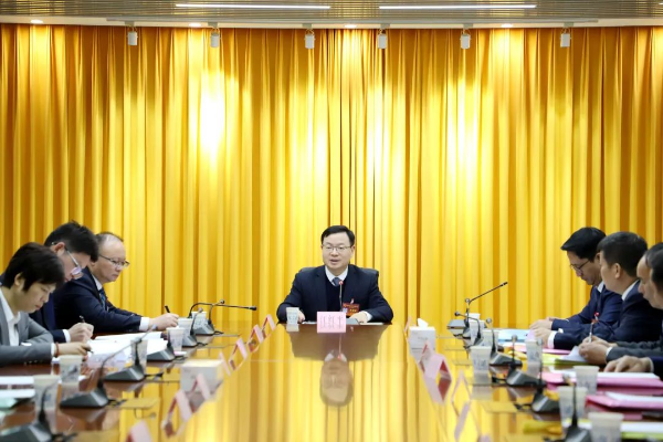 出席县第十六届人大第七次会议的代表，分组讨论县政府、县人大常委会、县法院、县检察院等六个报告