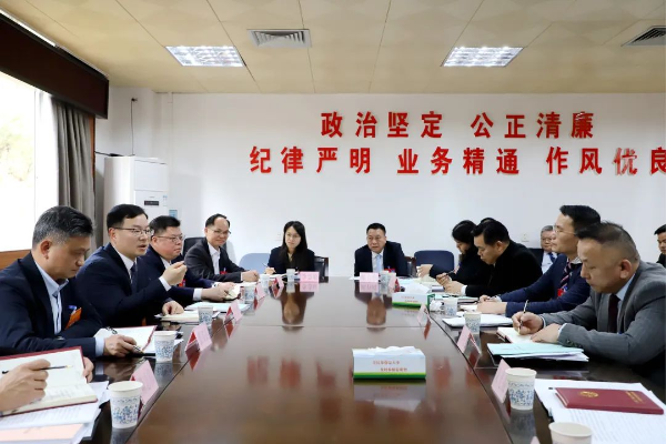 出席县政协十一届五次会议的县政协委员，分组讨论政协第十一届佛冈县委员会常务委员会工作报告和提案工作报告