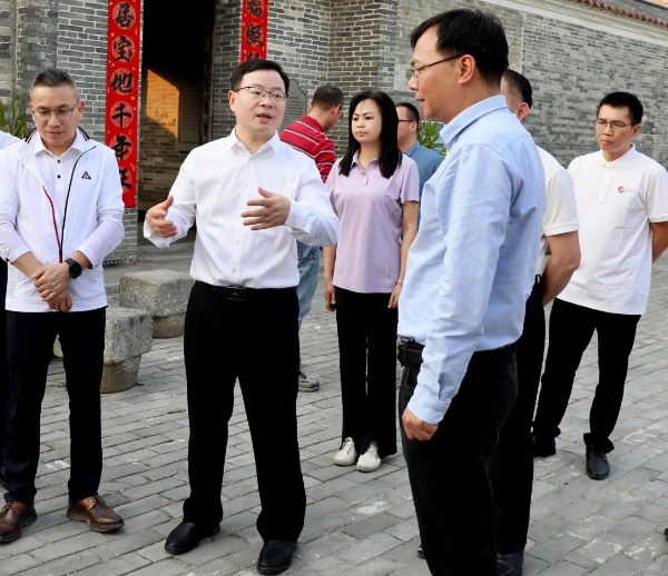 县委副书记、县长江红平率队到龙山镇调研“百千万工程”相关工作，强调要围绕“三年初见成效”目标要求
