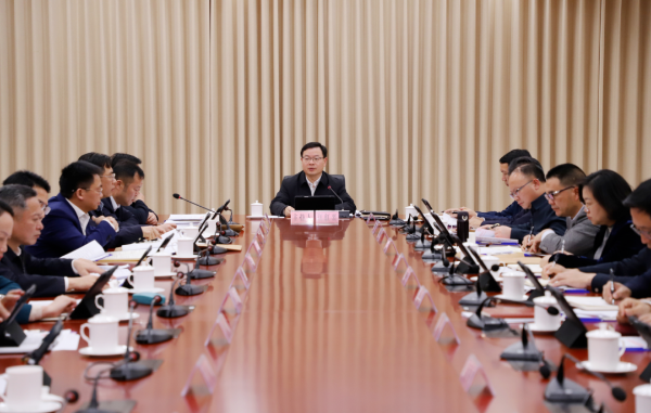 县委副书记、县长江红平主持召开县委十四届第92次常委会（扩大）会议
