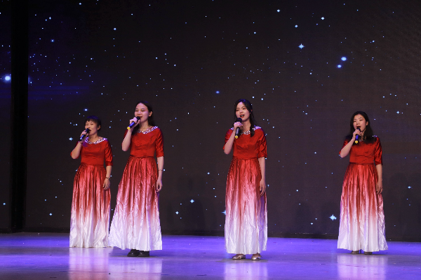 美声班学员表演合唱《渔光曲》.jpg