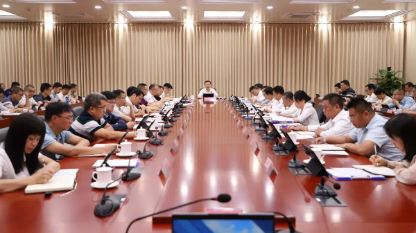 县委副书记、县长江红平主持召开县委社会工作会议