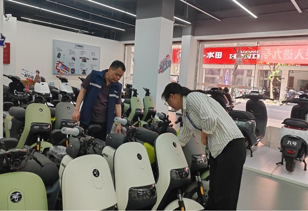 铁拳整治全链条 守护电动车安全——佛冈县市场监管局开展电动自行车生产、销售及维修单位专项整治行动.jpg