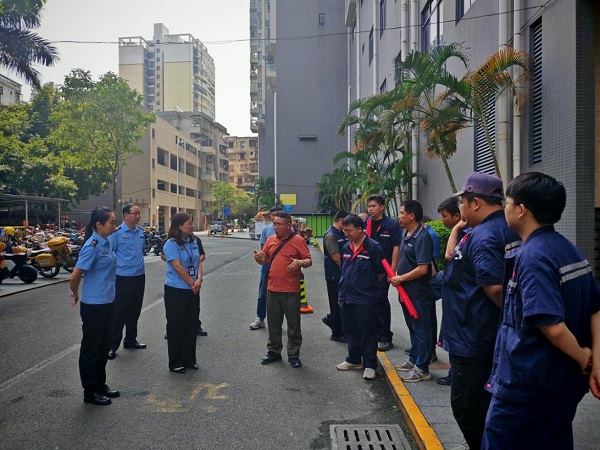 县市场监管局组织开展小区电梯应急演练活动1.jpg