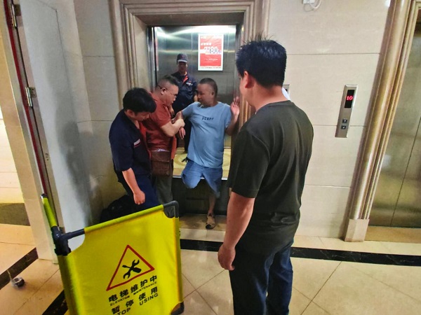县市场监管局组织开展小区电梯应急演练活动2.jpg